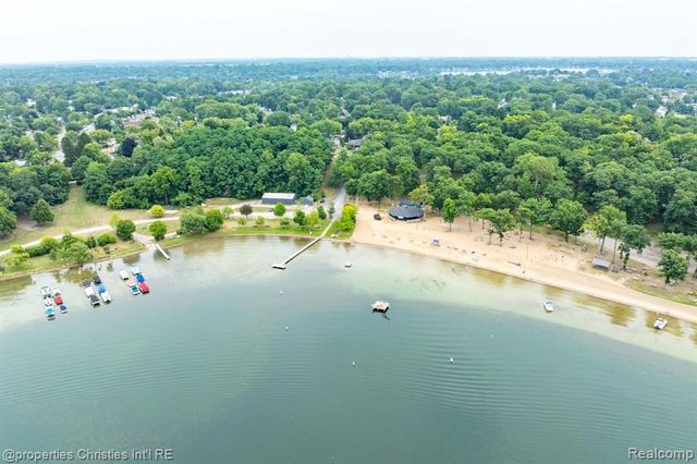545 S Winding Drive, Waterford, MI 48328