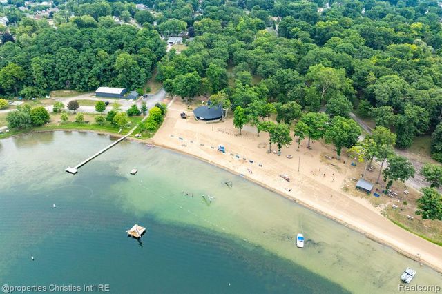 545 S Winding Drive, Waterford, MI 48328