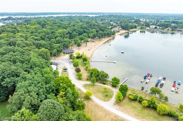545 S Winding Drive, Waterford, MI 48328