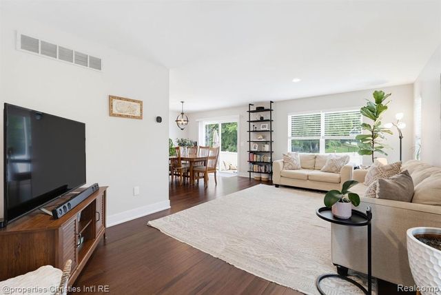 545 S Winding Drive, Waterford, MI 48328