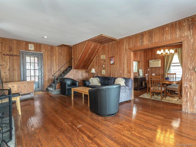 61 The Boulevard, Sea Cliff, NY 11579