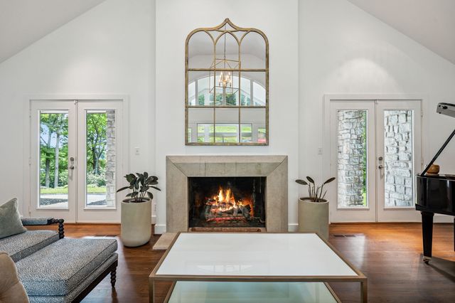 915 Overton Lea Rd, Nashville, TN 37220