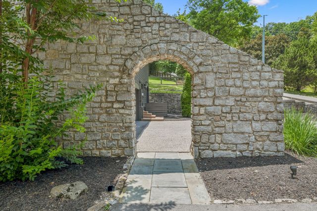 915 Overton Lea Rd, Nashville, TN 37220