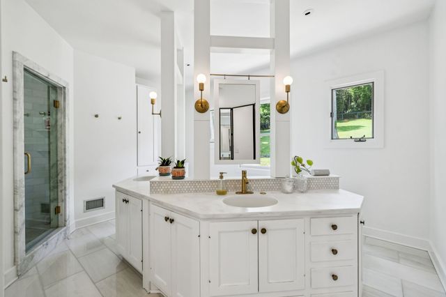 915 Overton Lea Rd, Nashville, TN 37220