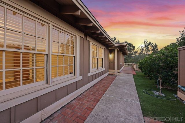 8635 Circle R Valley Ln, Escondido, CA 92026