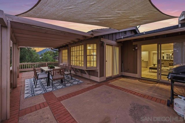 8635 Circle R Valley Ln, Escondido, CA 92026