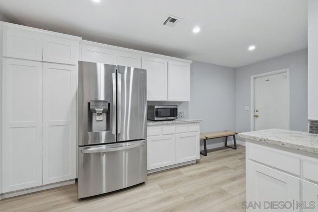 8635 Circle R Valley Ln, Escondido, CA 92026