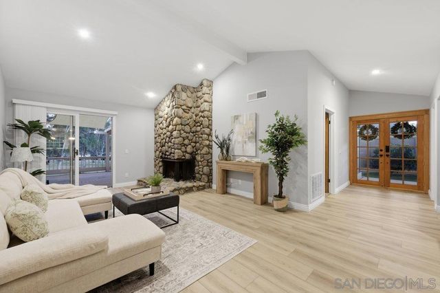 8635 Circle R Valley Ln, Escondido, CA 92026
