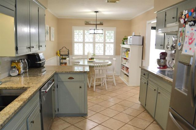 610 E X Street, Deer Park, TX 77536