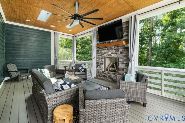 17336 Otter Dr, Moseley, VA 23120