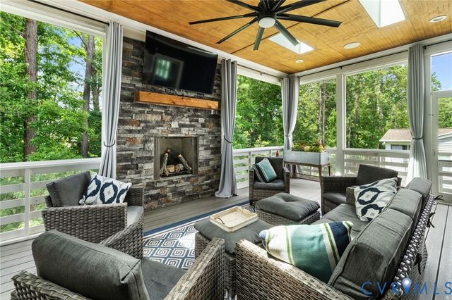 17336 Otter Dr, Moseley, VA 23120