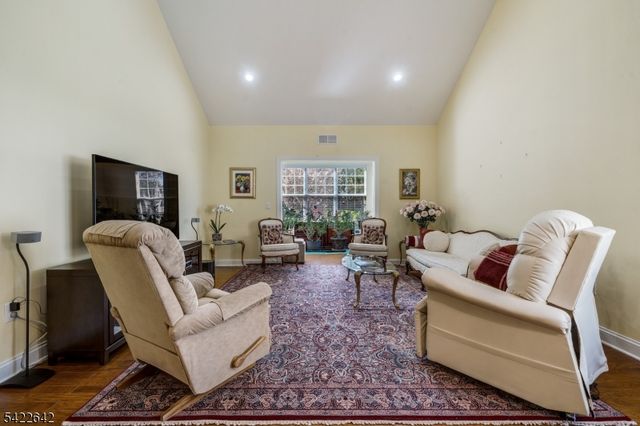 10 Ginkgo Ct, Franklin Twp., NJ 08873