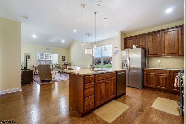 10 Ginkgo Ct, Franklin Twp., NJ 08873