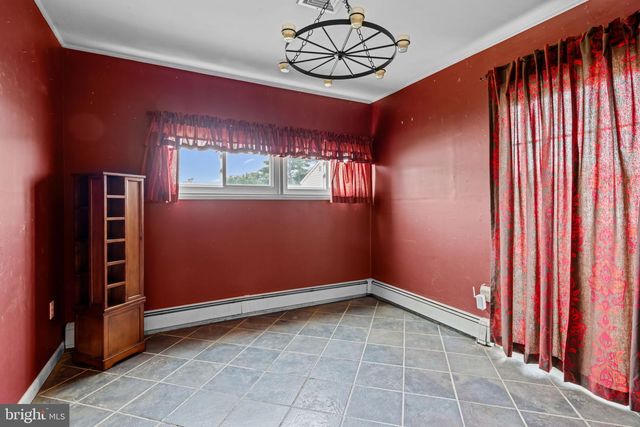 1 FERN LN, Levittown, PA 19055