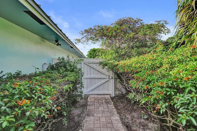 10 Minnetonka Road, Sea Ranch Lakes, FL 33308