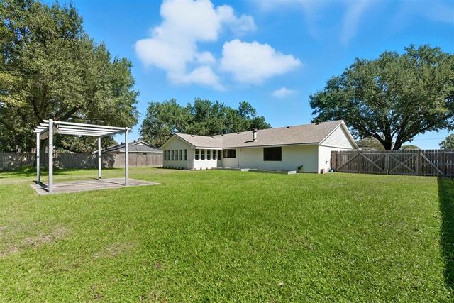 6624 Meadow Ridge Lane, Lake Charles, LA 70605