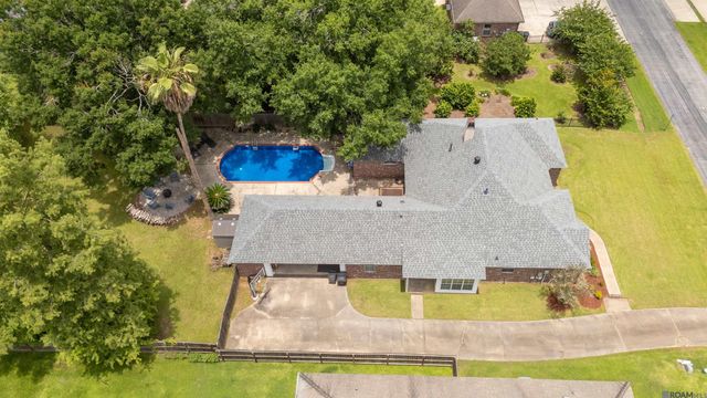 6214 Riverine Dr, Baton Rouge, LA 70820