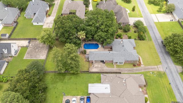 6214 Riverine Dr, Baton Rouge, LA 70820