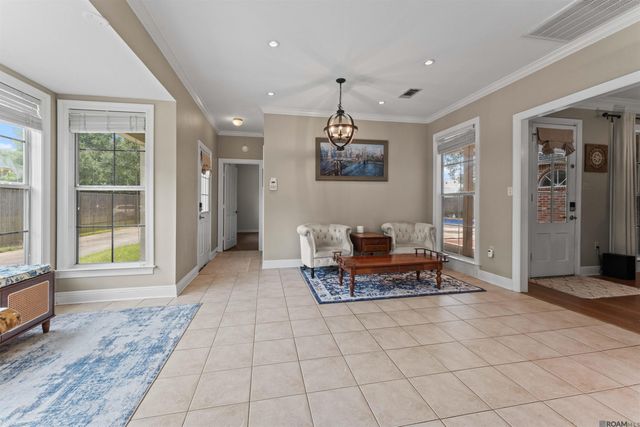 6214 Riverine Dr, Baton Rouge, LA 70820