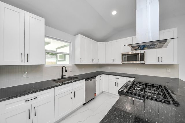 213 W 8th Street, Deer Park, TX 77536