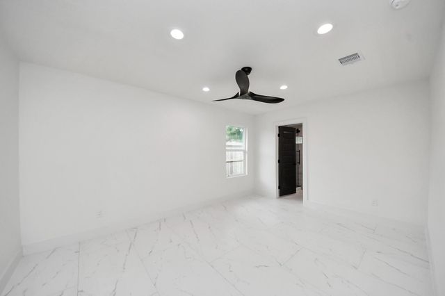 213 W 8th Street, Deer Park, TX 77536