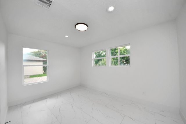 213 W 8th Street, Deer Park, TX 77536