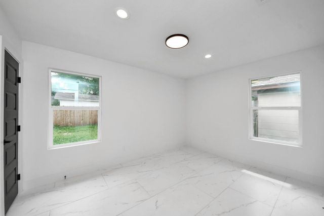 213 W 8th Street, Deer Park, TX 77536