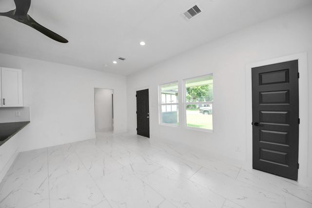 213 W 8th Street, Deer Park, TX 77536