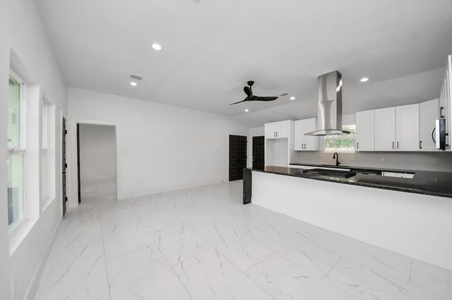 213 W 8th Street, Deer Park, TX 77536