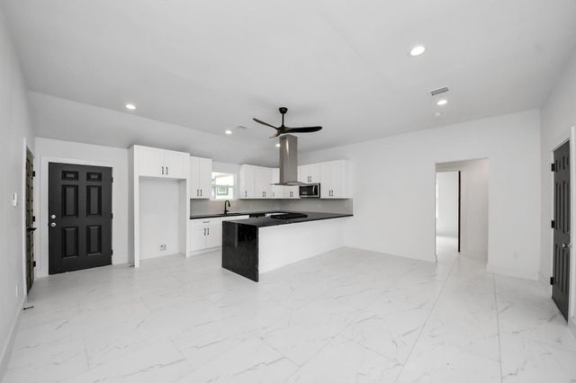 213 W 8th Street, Deer Park, TX 77536