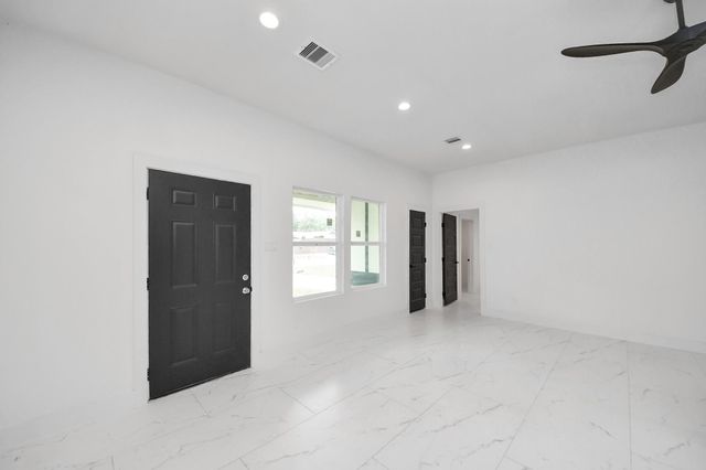 213 W 8th Street, Deer Park, TX 77536