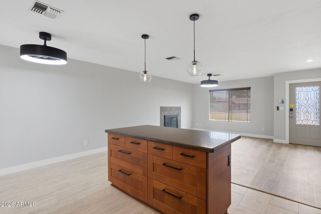 Image 12 of property listing at 4922 W TOWNLEY Avenue, Glendale, AZ 85302