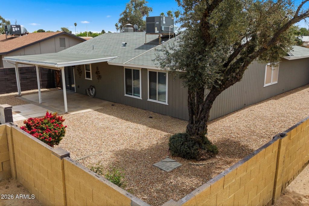 Image 5 of property listing at 4922 W TOWNLEY Avenue, Glendale, AZ 85302