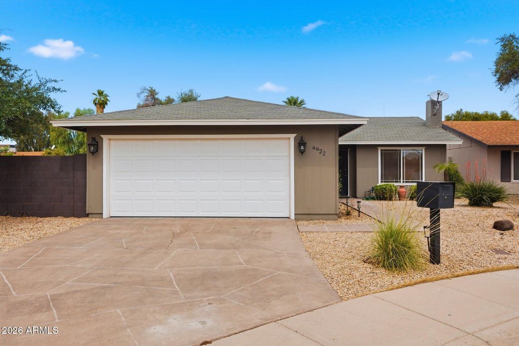 Image 6 of property listing at 4922 W TOWNLEY Avenue, Glendale, AZ 85302