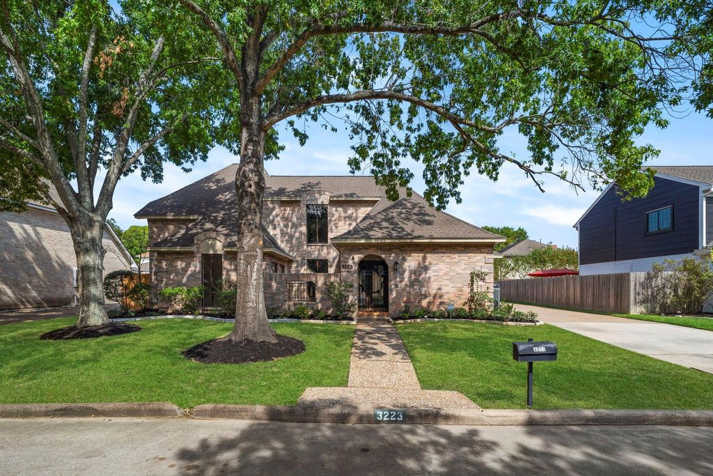 3223 Country Club Boulevard, Stafford, TX 77477