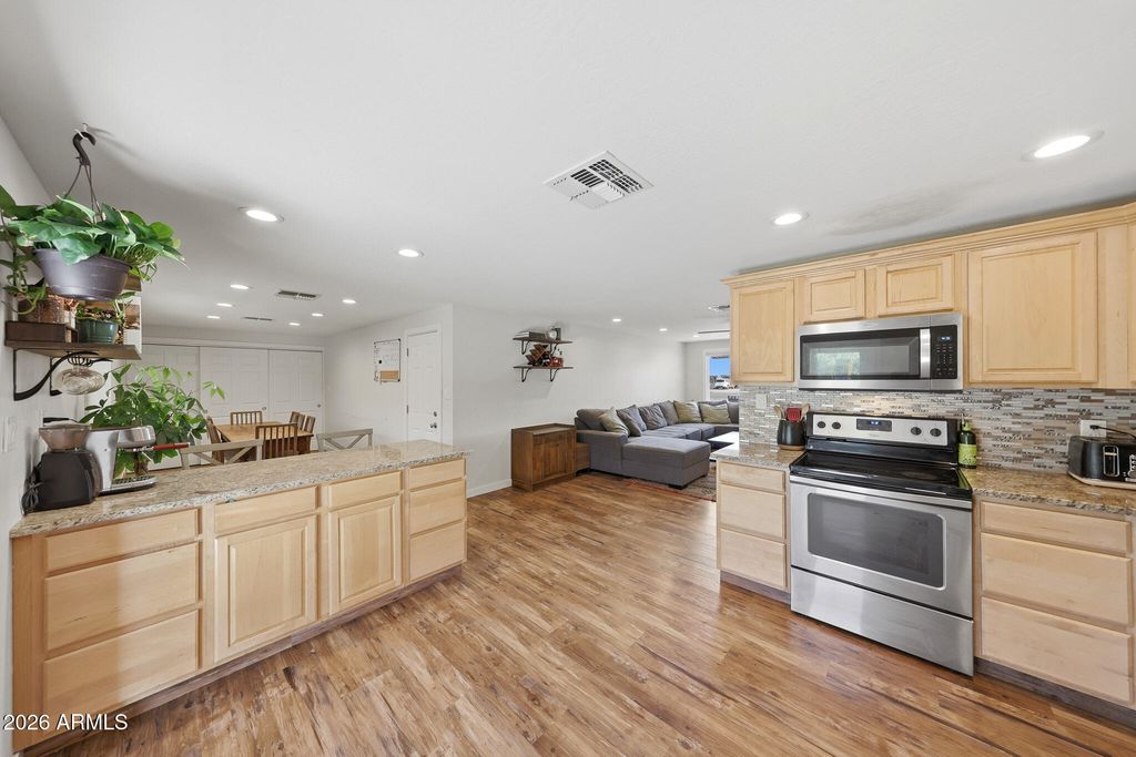 Image 10 of property listing at 3520 E THUNDERBIRD Road, Phoenix, AZ 85032