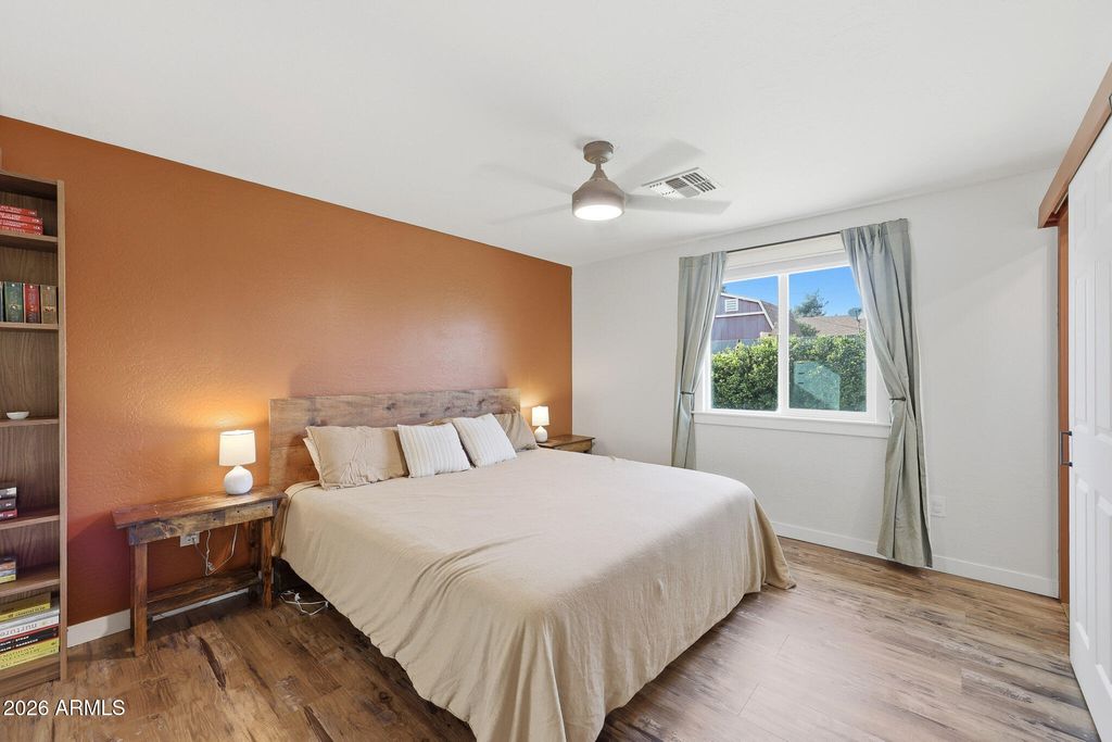 Image 15 of property listing at 3520 E THUNDERBIRD Road, Phoenix, AZ 85032