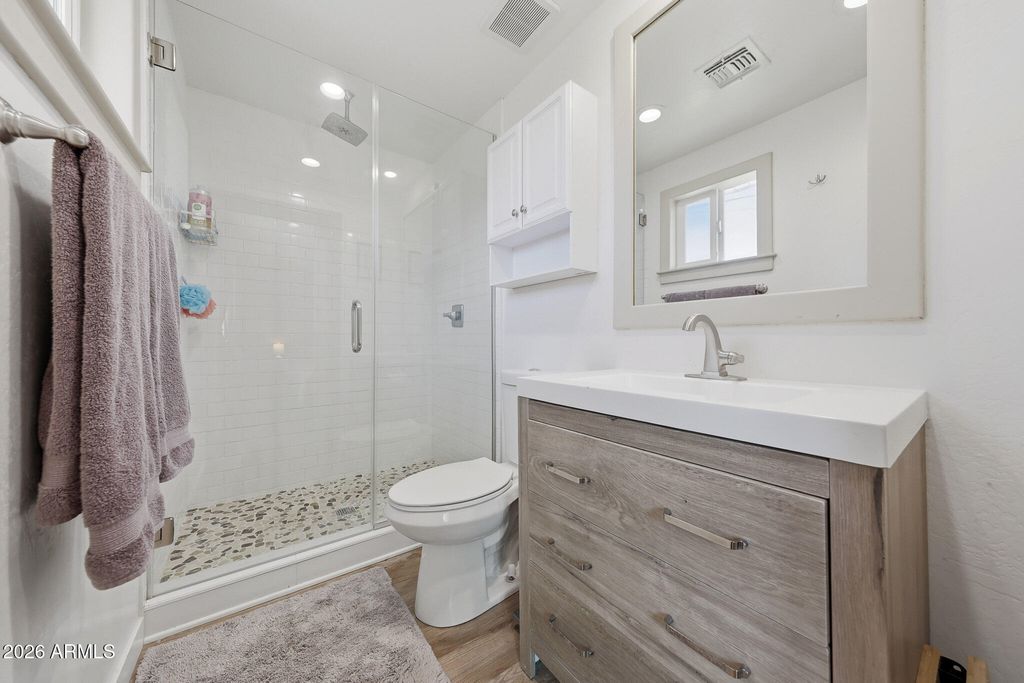 Image 18 of property listing at 3520 E THUNDERBIRD Road, Phoenix, AZ 85032