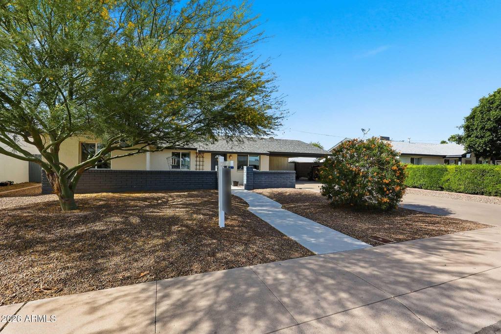 Image 2 of property listing at 3520 E THUNDERBIRD Road, Phoenix, AZ 85032