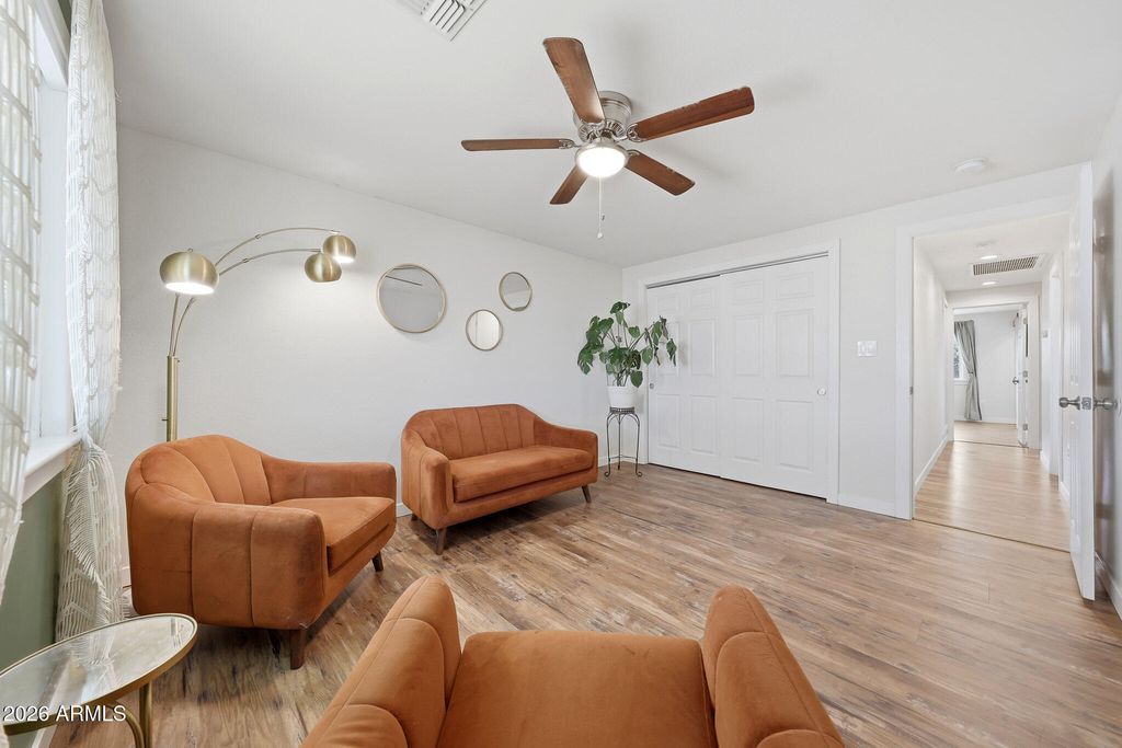 Image 23 of property listing at 3520 E THUNDERBIRD Road, Phoenix, AZ 85032