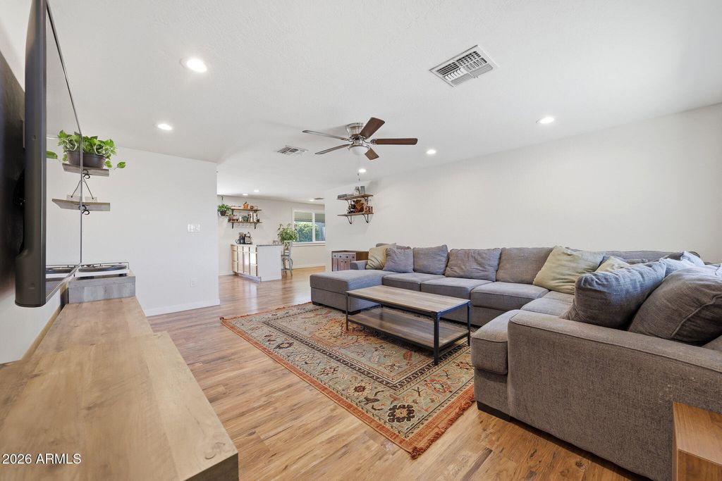Image 3 of property listing at 3520 E THUNDERBIRD Road, Phoenix, AZ 85032