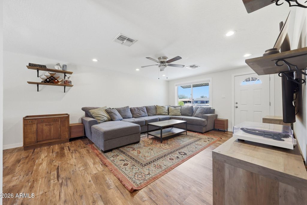 Image 4 of property listing at 3520 E THUNDERBIRD Road, Phoenix, AZ 85032