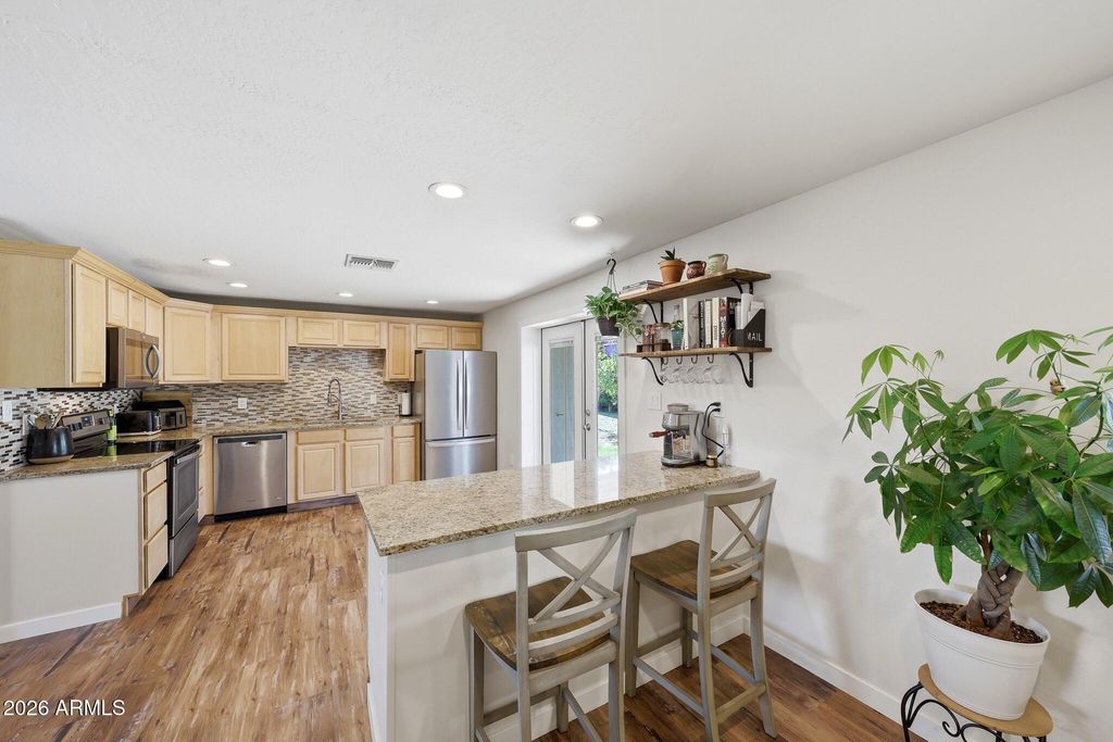 Image 7 of property listing at 3520 E THUNDERBIRD Road, Phoenix, AZ 85032