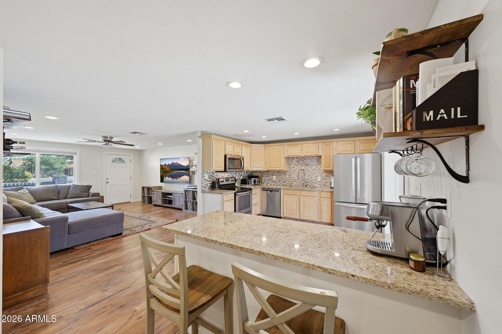 Image 8 of property listing at 3520 E THUNDERBIRD Road, Phoenix, AZ 85032