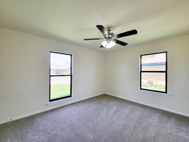 133 S Yaupon Street, Lake Jackson, TX 77566