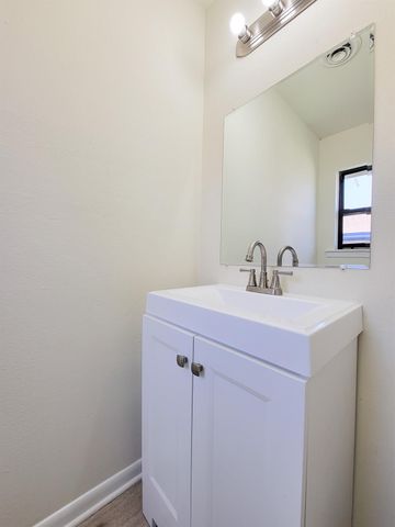 133 S Yaupon Street, Lake Jackson, TX 77566