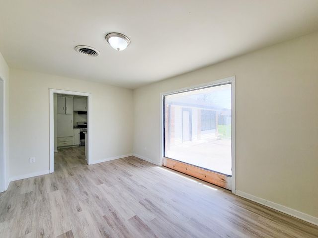 133 S Yaupon Street, Lake Jackson, TX 77566