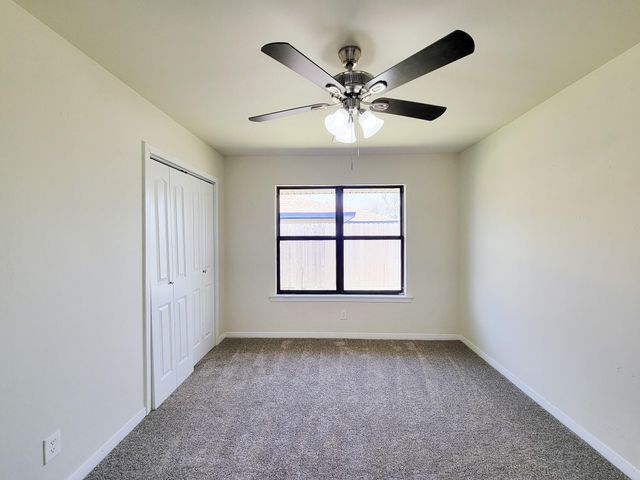 133 S Yaupon Street, Lake Jackson, TX 77566