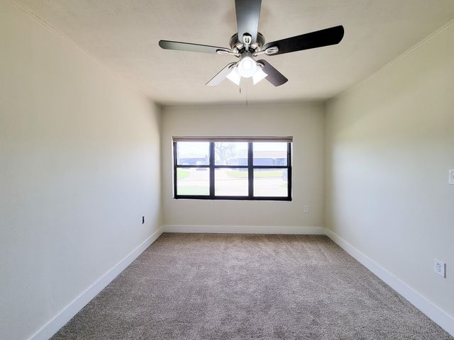 133 S Yaupon Street, Lake Jackson, TX 77566