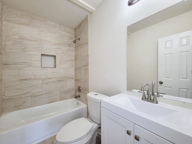 133 S Yaupon Street, Lake Jackson, TX 77566